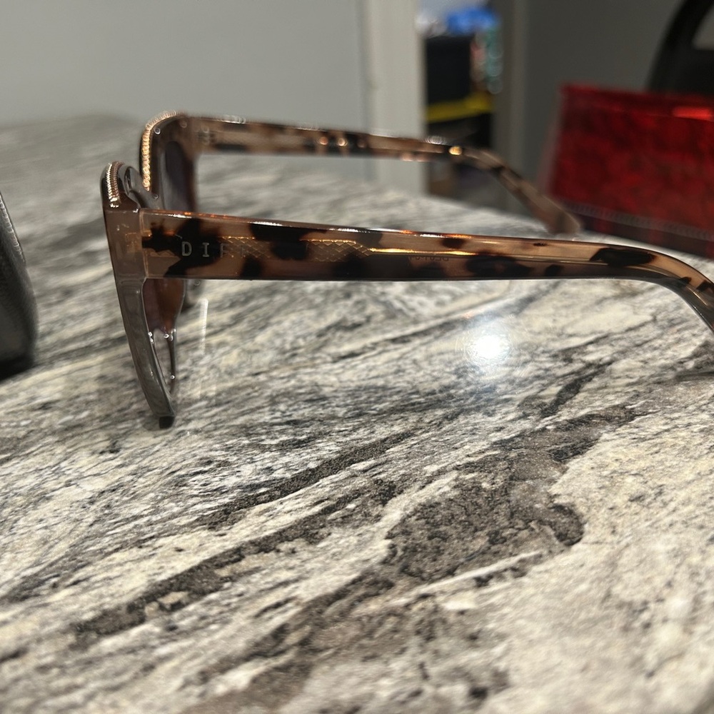 Diff Eyewear Brown and Black Sunglasses with Tortoiseshell Design - Picture 8 of 15